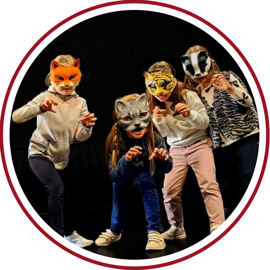 stage theatre enfant avec des masques